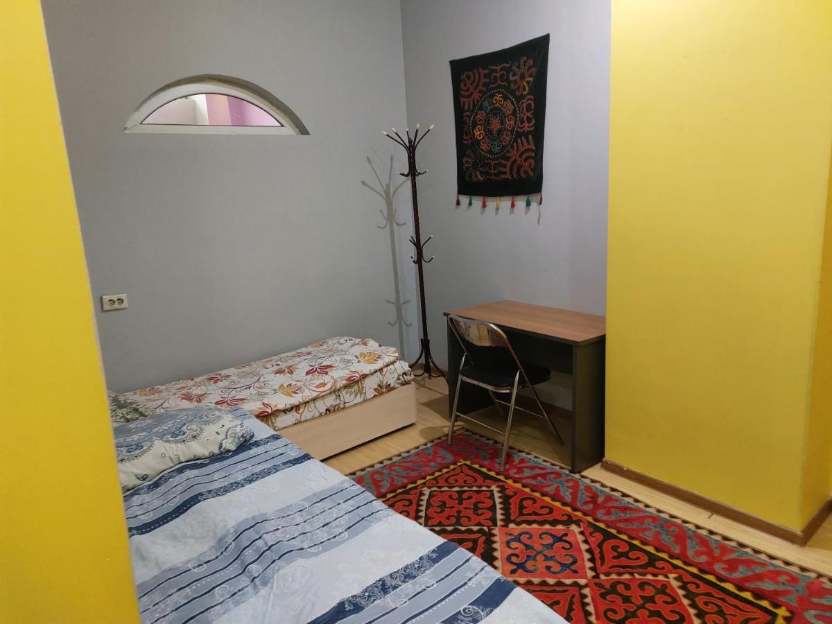 Konok Center Osh Hotell Exteriör bild