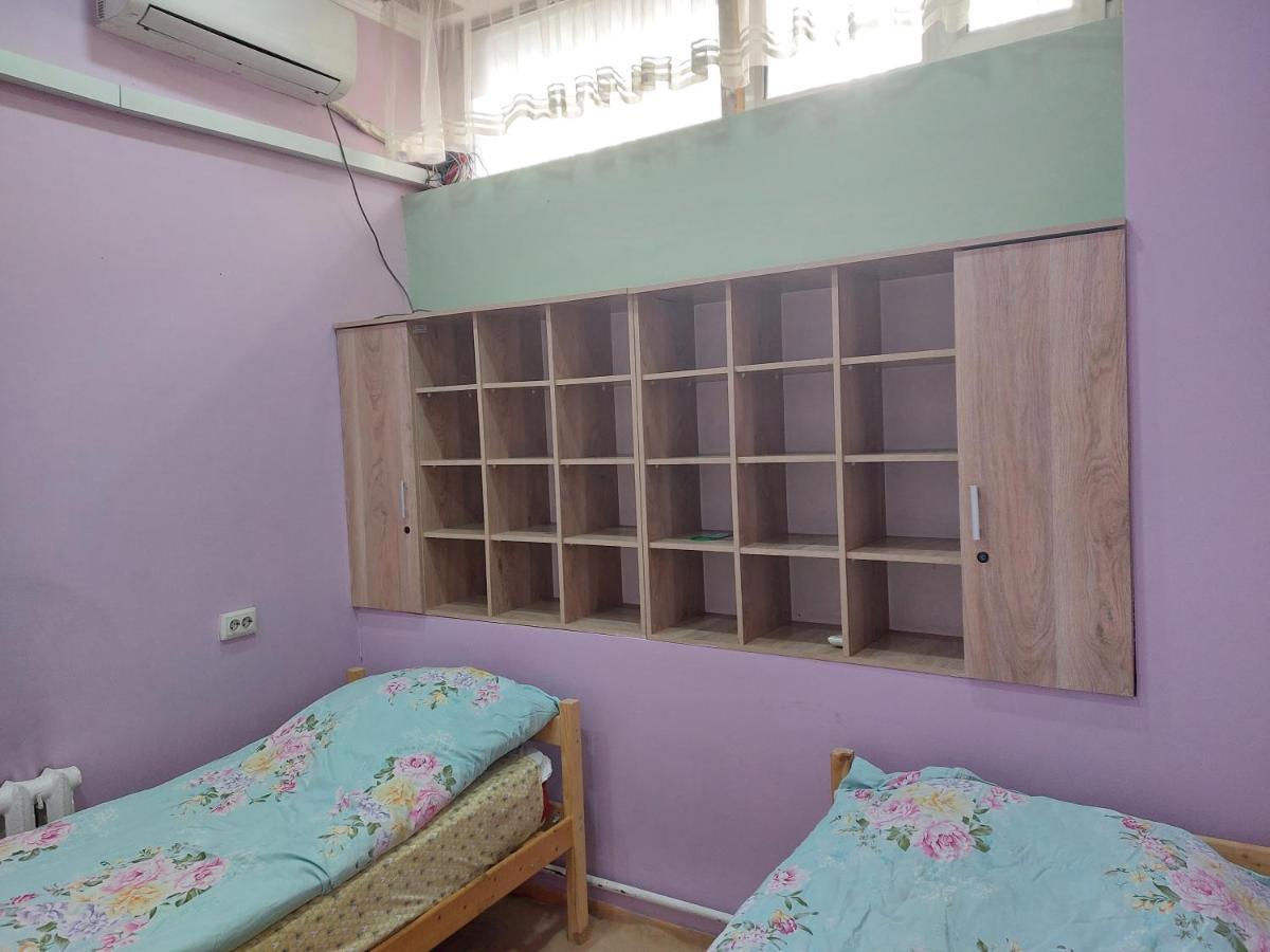 Konok Center Osh Hotell Rum bild