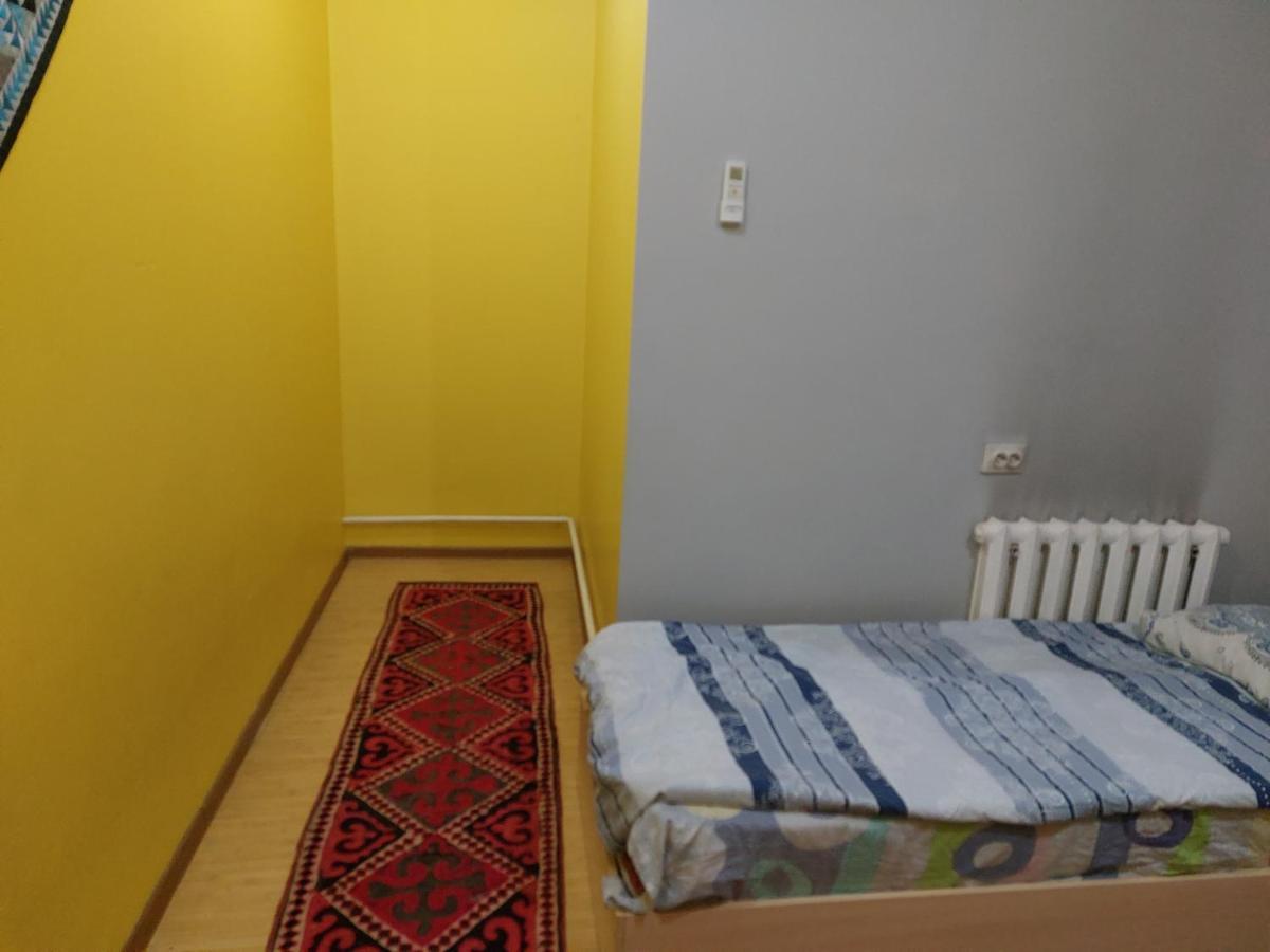 Konok Center Osh Hotell Exteriör bild